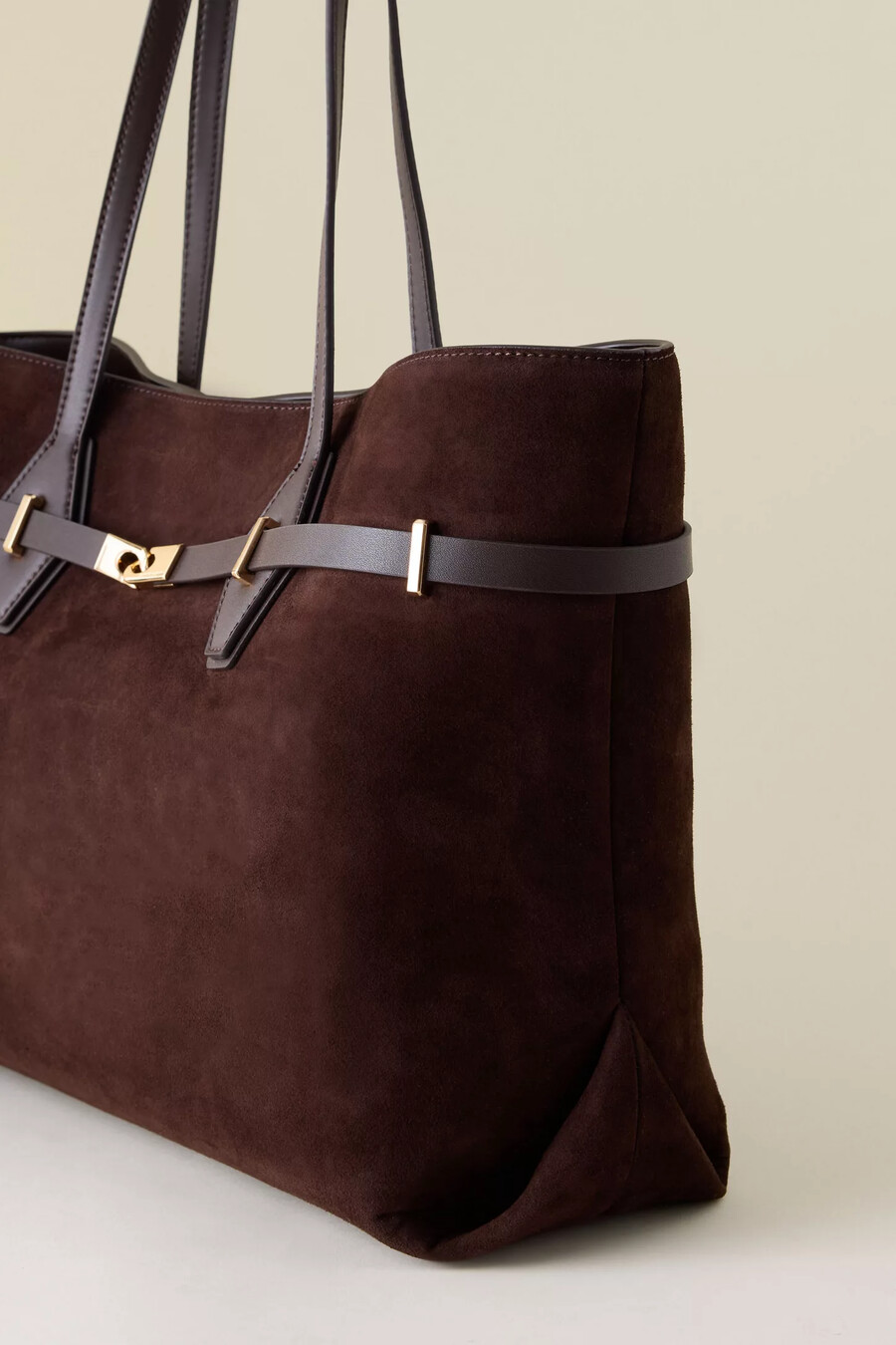 charles keith xl arlet tygväska i återvunnen mocka