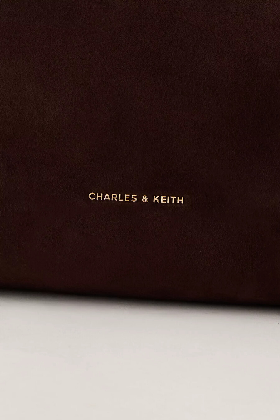 charles keith xl arlet tygväska i återvunnen mocka