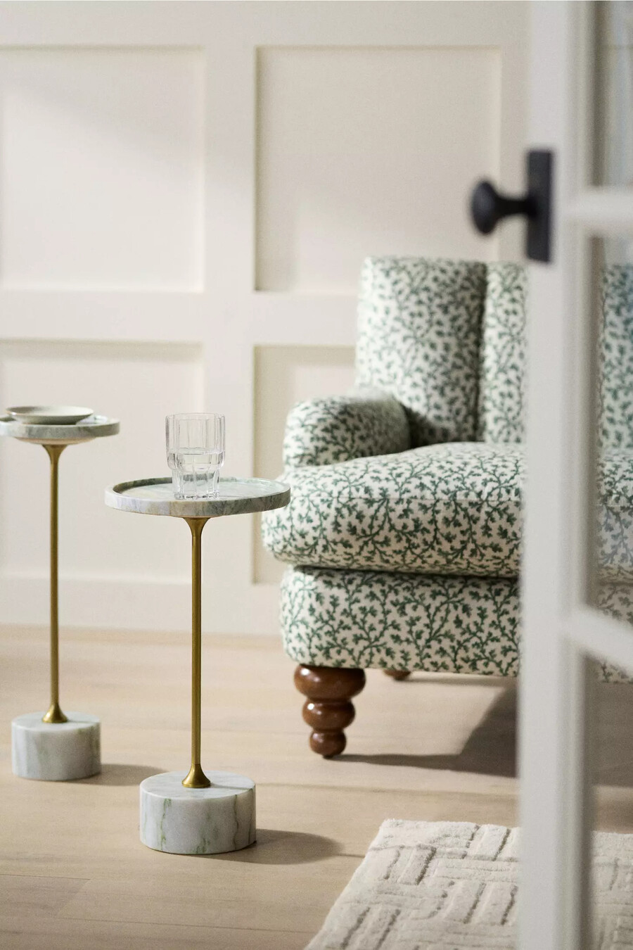 virvlande marmor sidobord