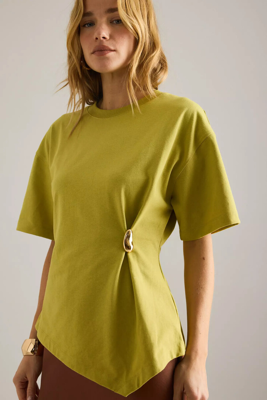 t-shirt med midja och metalldetaljer från by anthropologie