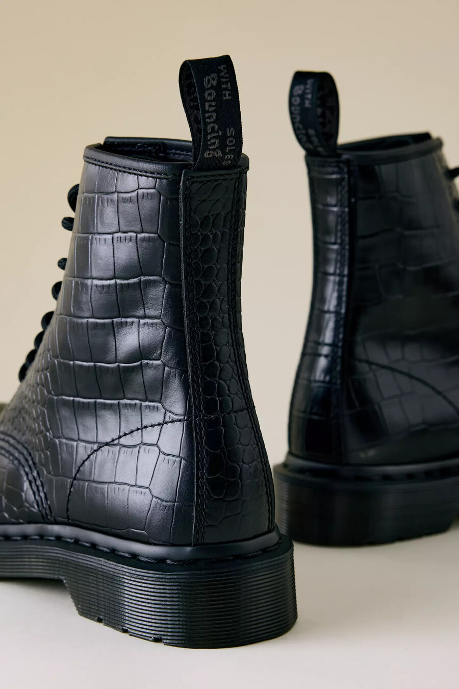 dr. martens 1460 croc emboss stövlar