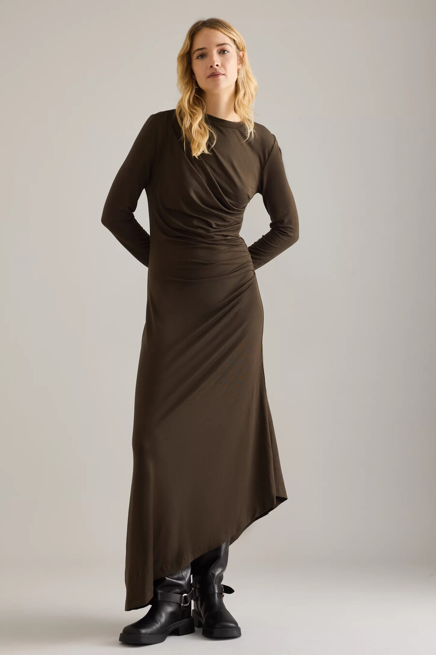 selected ilina draperad asymmetrisk maxiklänning