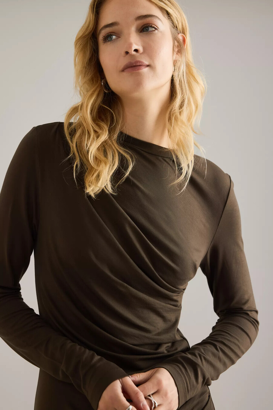 selected ilina draperad asymmetrisk maxiklänning
