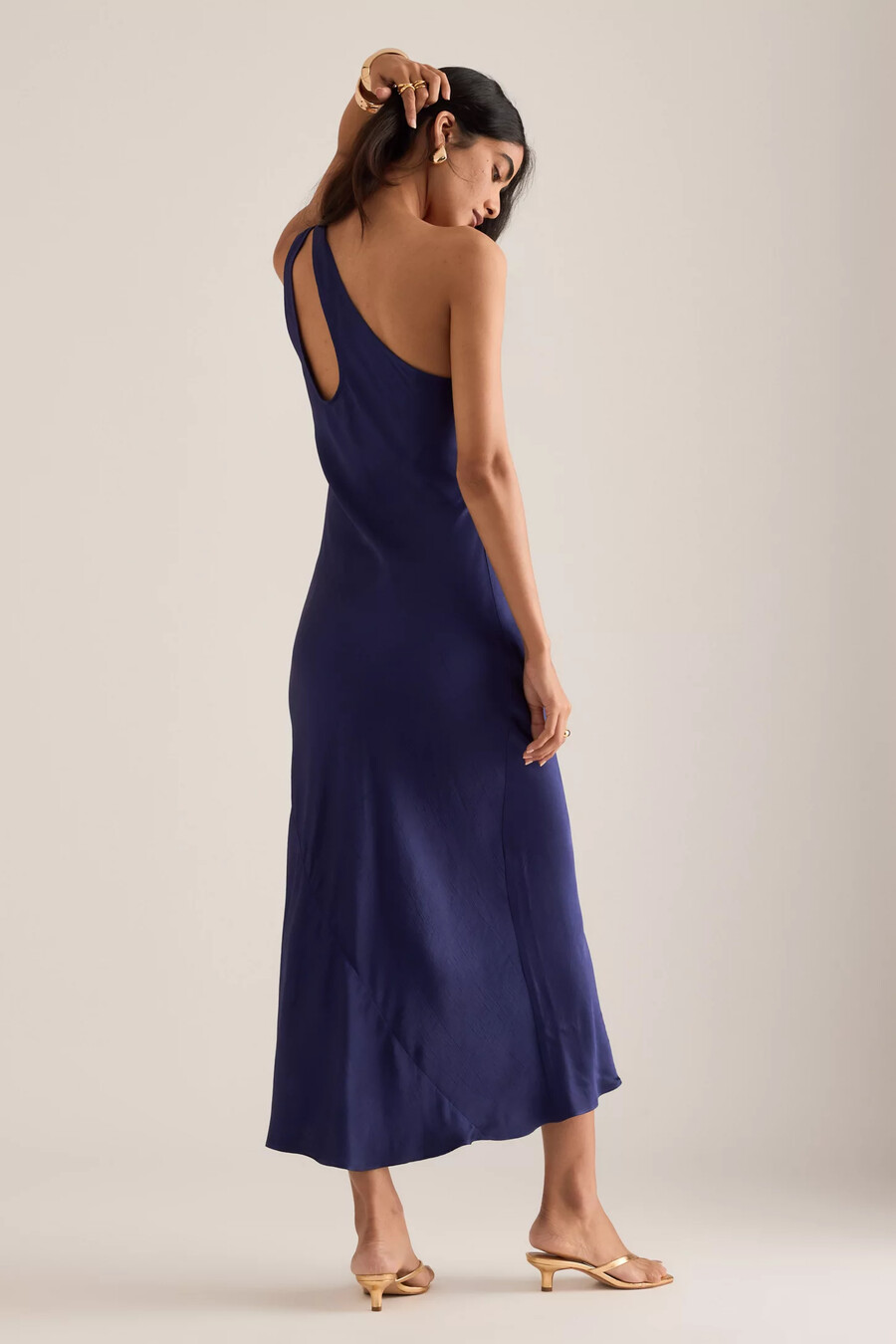 lily one-shoulder midi-klänning i satin med hårdvara