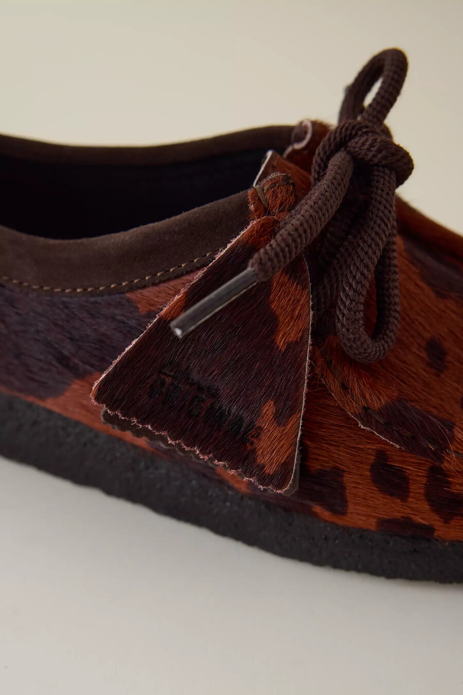 clarks wallabee bruna ko-tryckta skor
