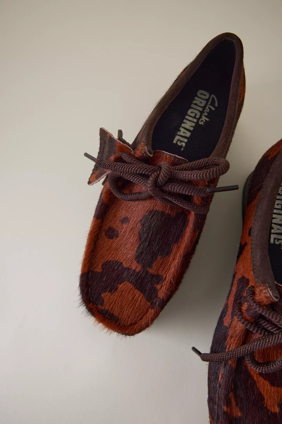clarks wallabee bruna ko-tryckta skor