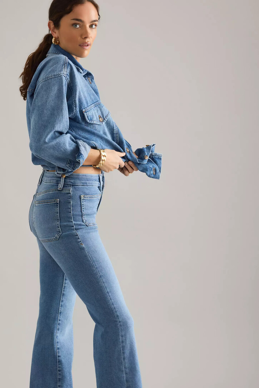 good american good legs utsvängda jeans med lappfickor