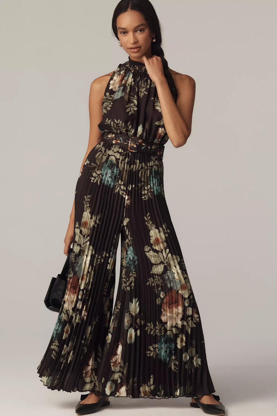 ranna gill plisserad jumpsuit med blommig halsringning