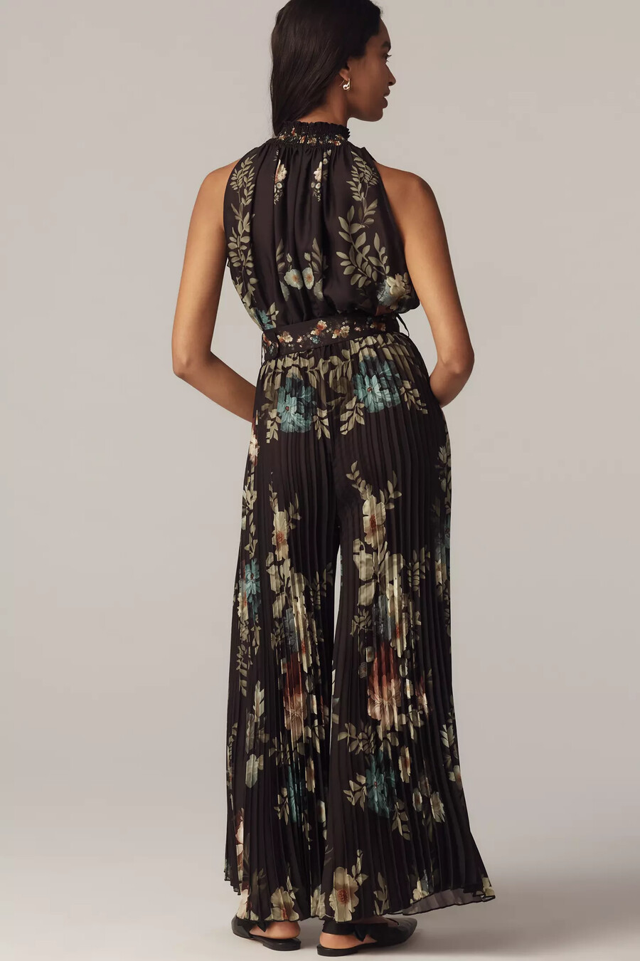 ranna gill plisserad jumpsuit med blommig halsringning