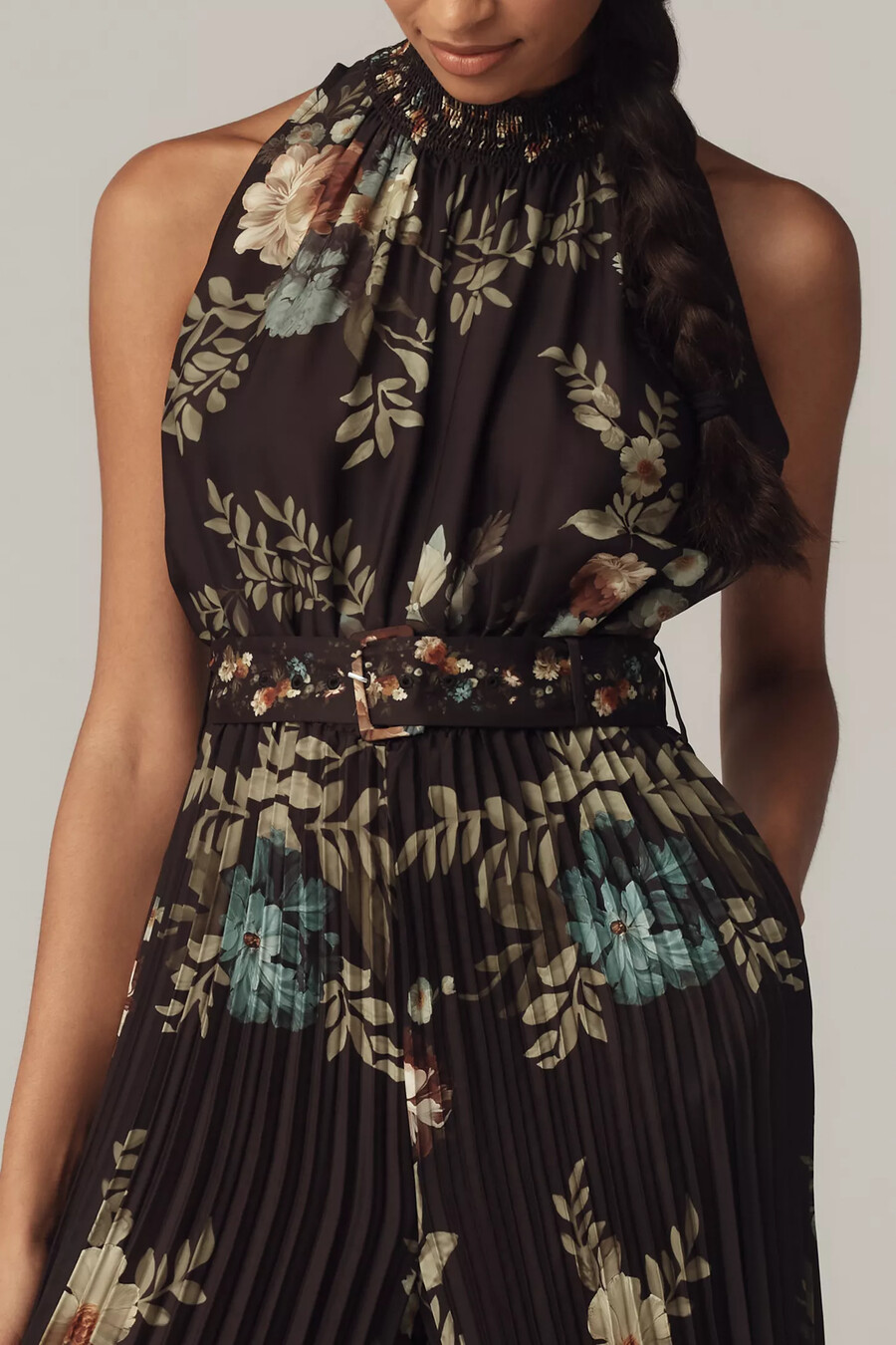ranna gill plisserad jumpsuit med blommig halsringning