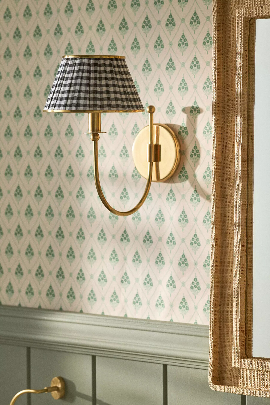 lee skärmad mässingsvägglampa