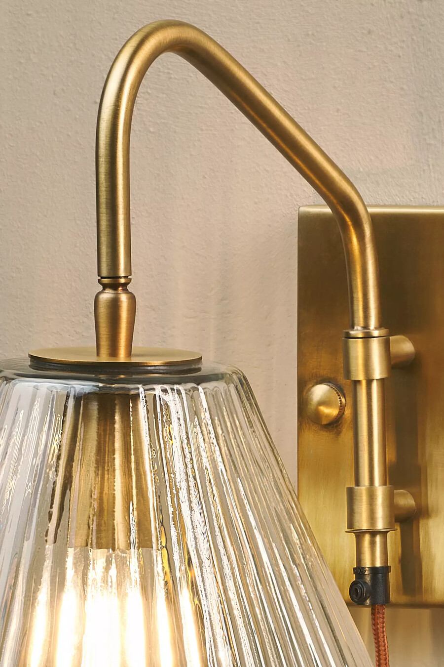 nkuku akoli vägglampa i glas