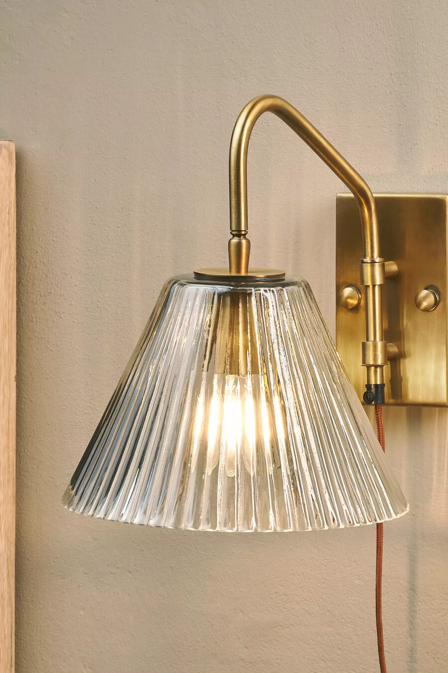 nkuku akoli vägglampa i glas
