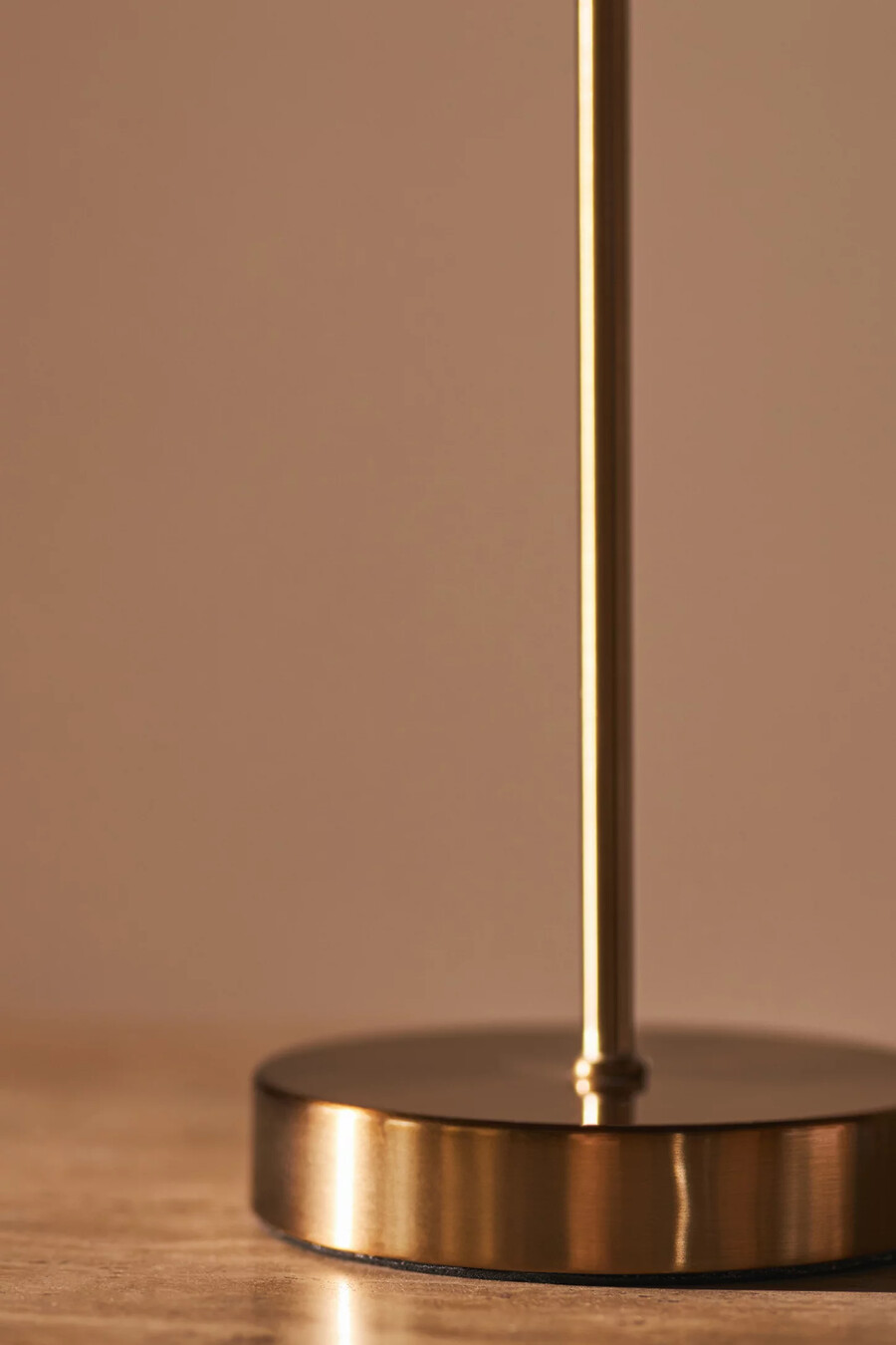 sutton uppladdningsbar bordslampa