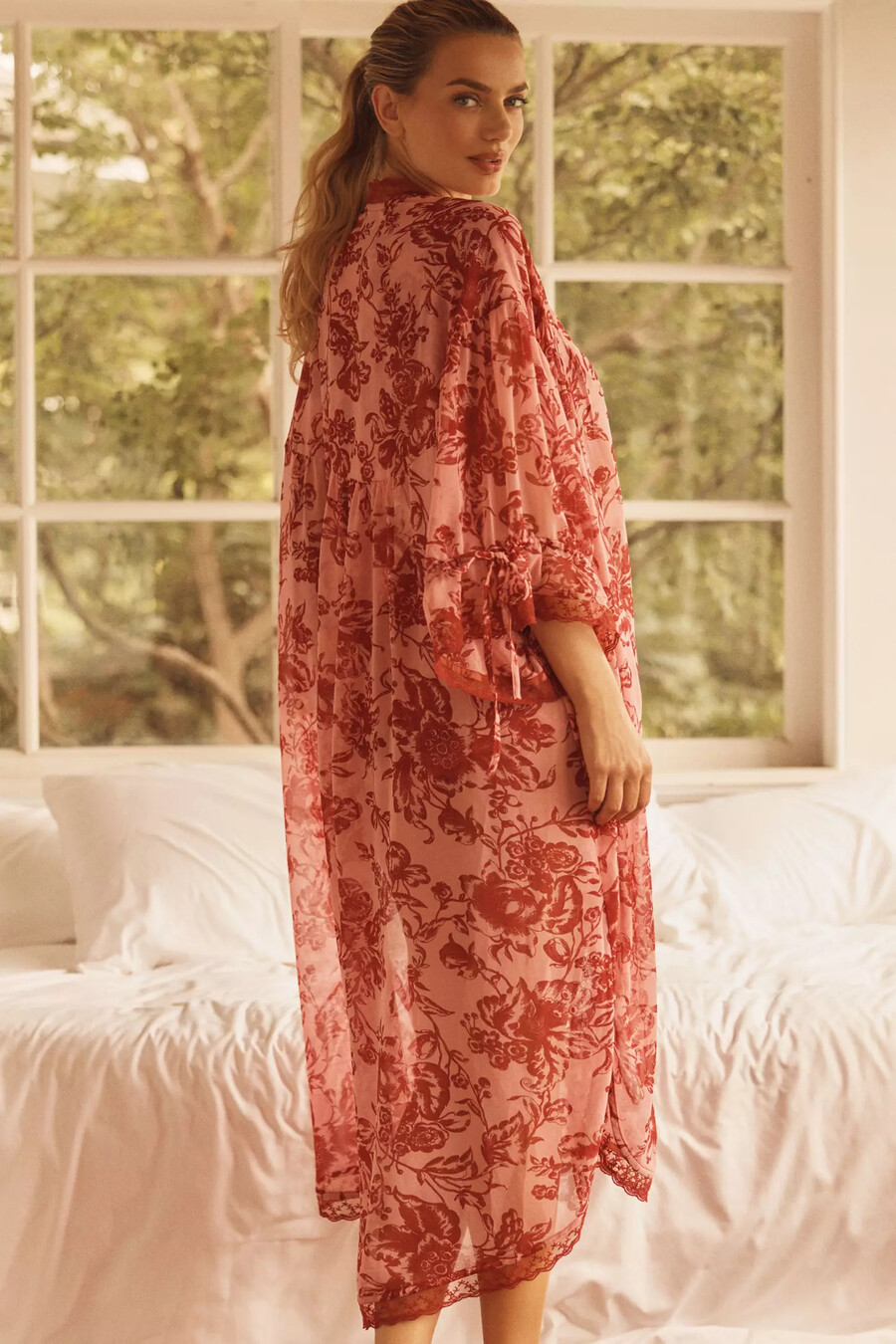 lyrebird broderad kimono med spetskant