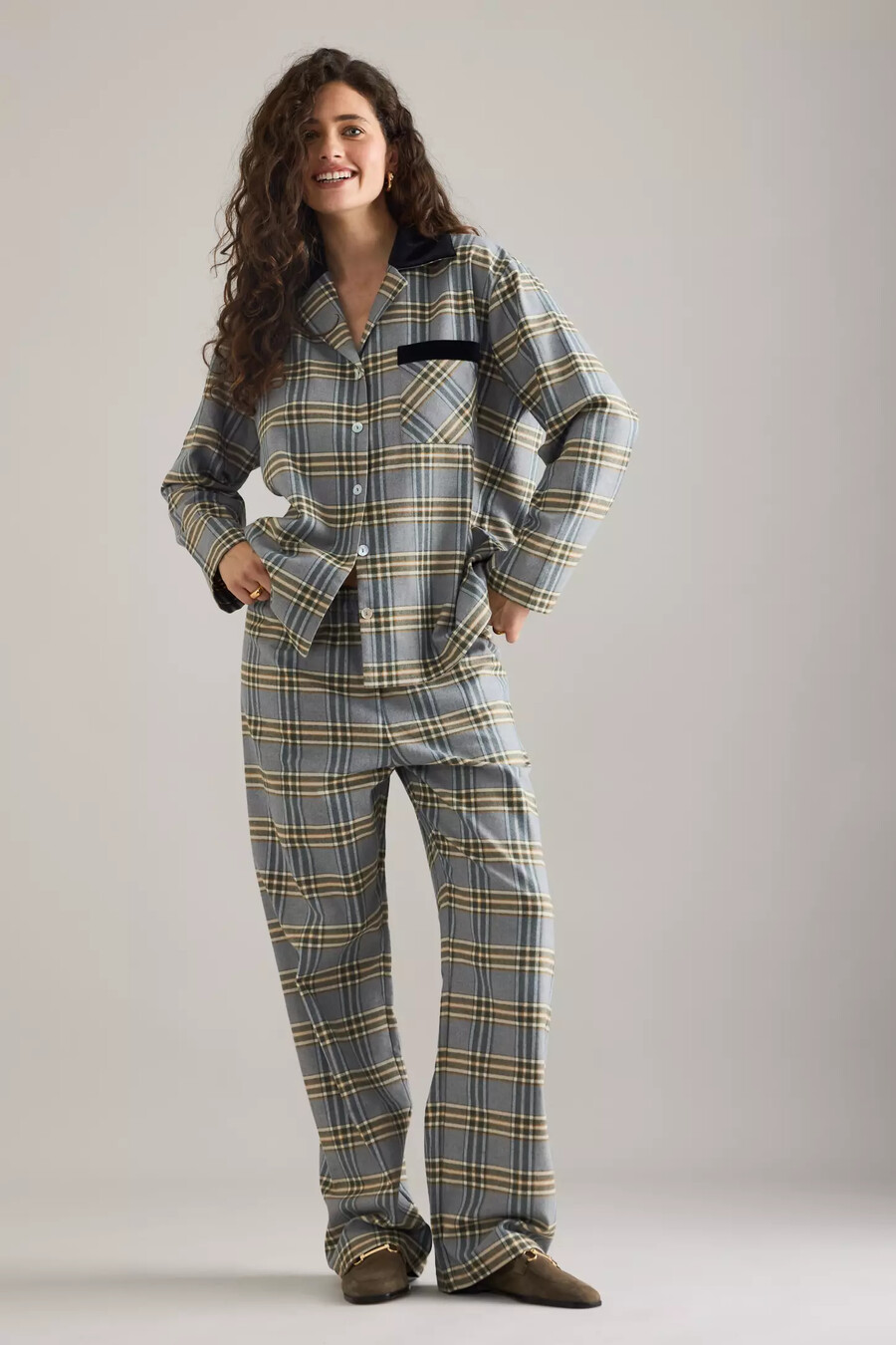 långt pyjamasset i flanell med rutor och mönster