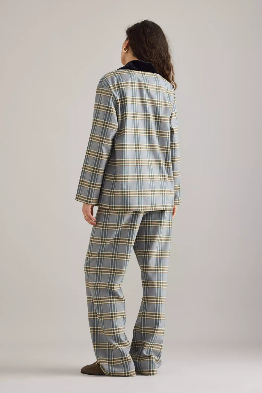 långt pyjamasset i flanell med rutor och mönster