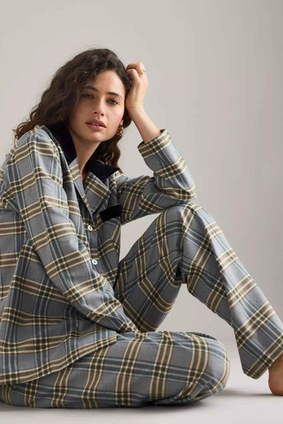 långt pyjamasset i flanell med rutor och mönster