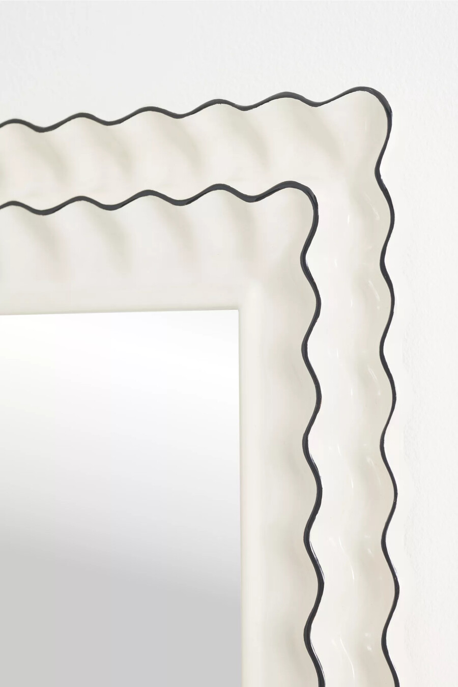 phillippa väggspegel med scalloped-motiv