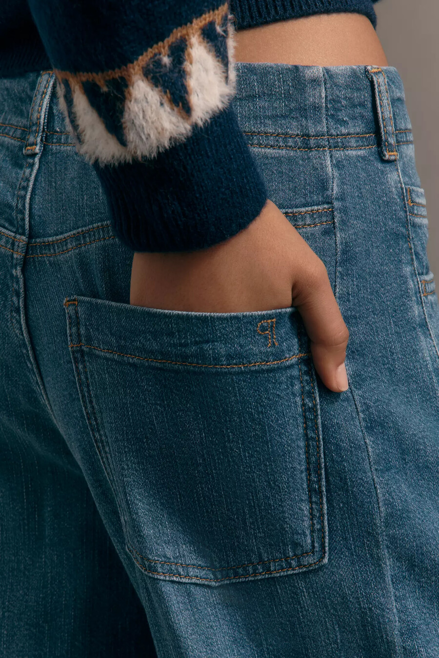 adi mid-rise flare jeans från pilcro