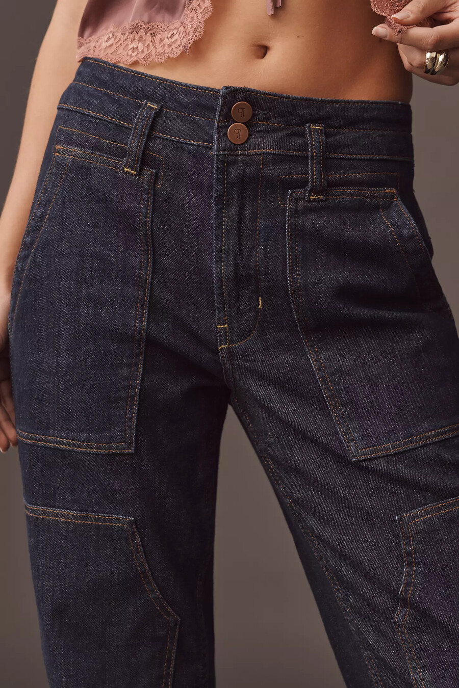 the wanderer mid-rise relaxed jeans från pilcro