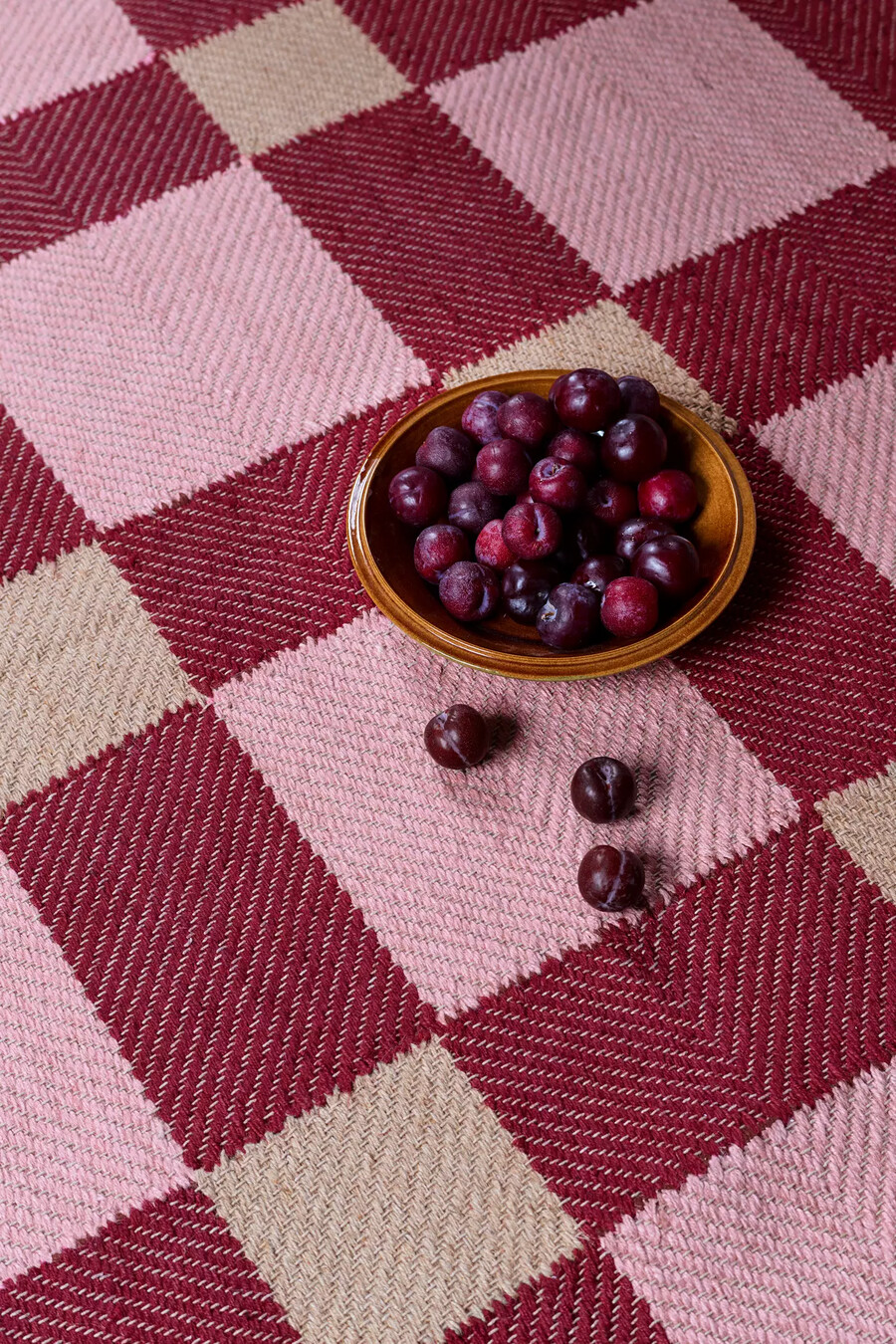 layered x evelina kroon plum punch jute matta