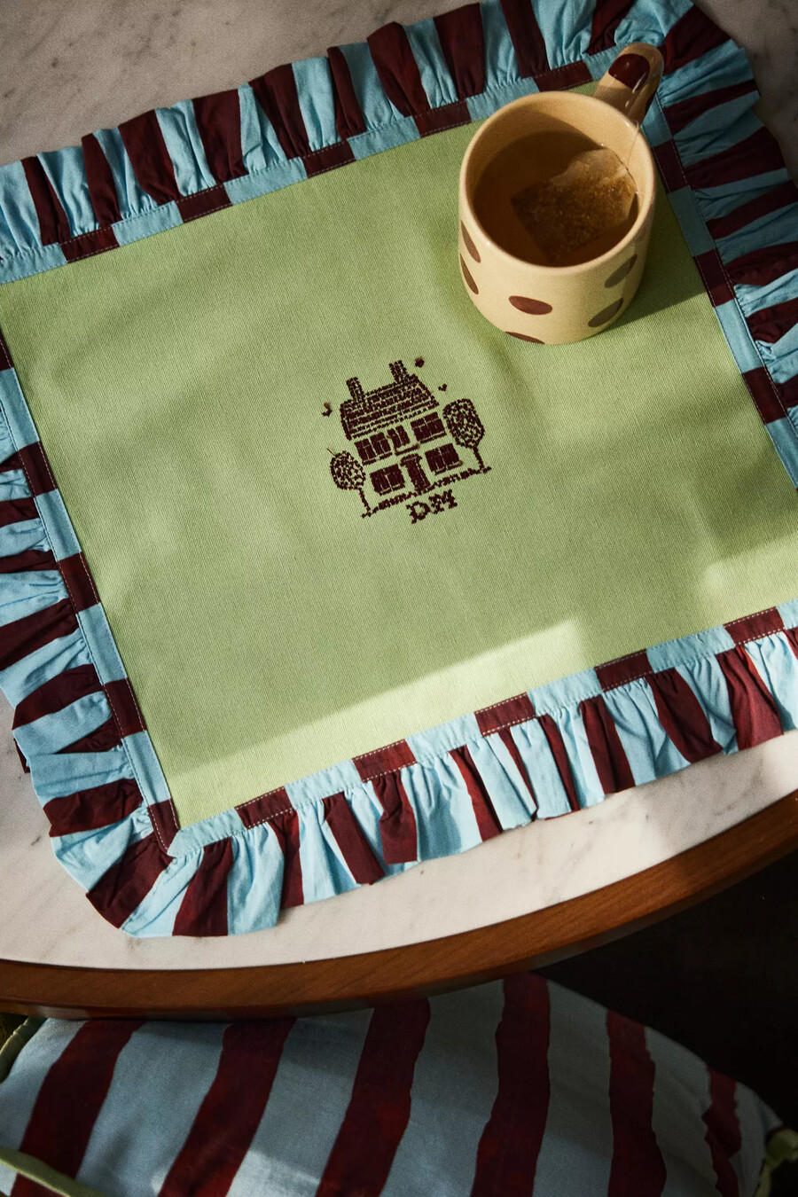 broderade bordsunderlägg med krapp och volang set om 2