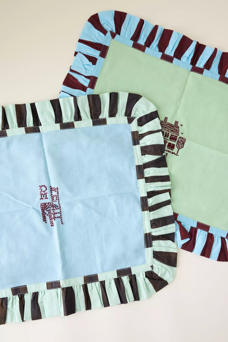 broderade bordsunderlägg med krapp och volang set om 2
