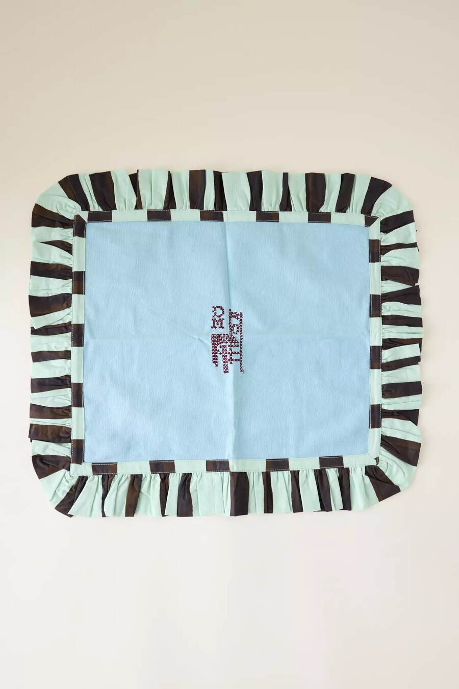 broderade bordsunderlägg med krapp och volang set om 2