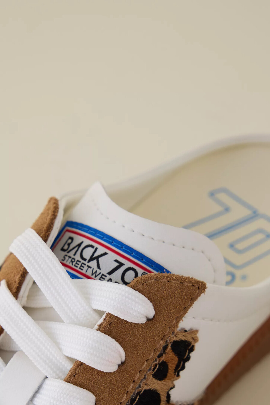 back 70 leopardmönstrade sneakers med rygglös utanför