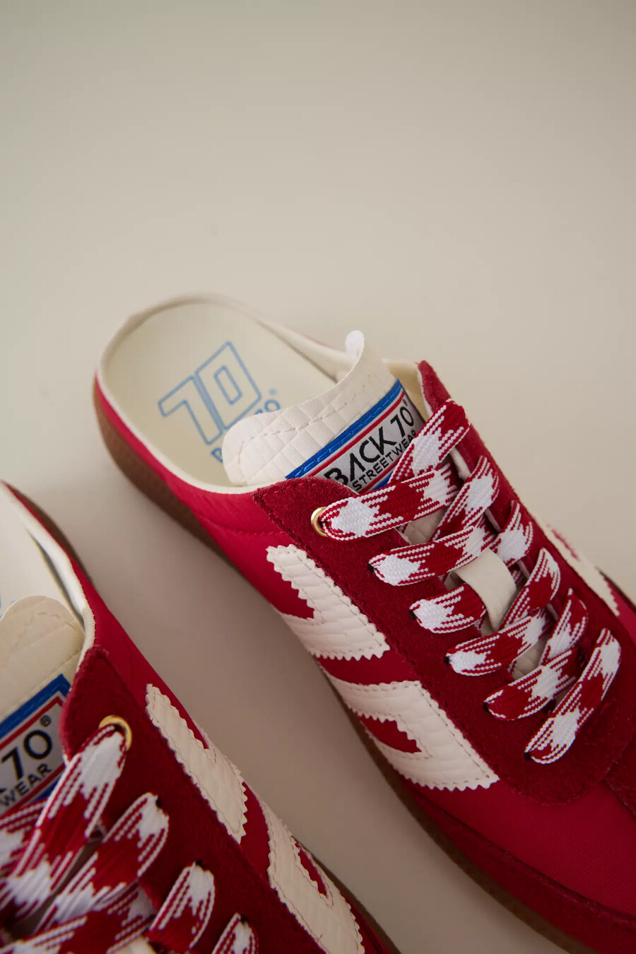 back 70 röda backless mule sneakers